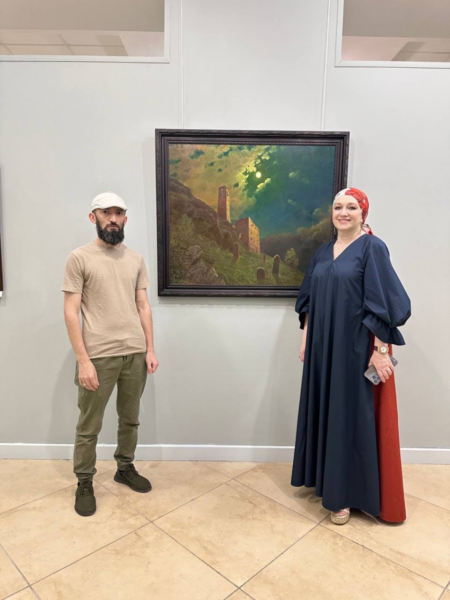 Хава Ахмадова посетила выставку чеченских художников